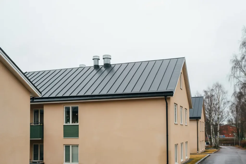 montering av nya takhuvar p flerbostadshus i raml sa