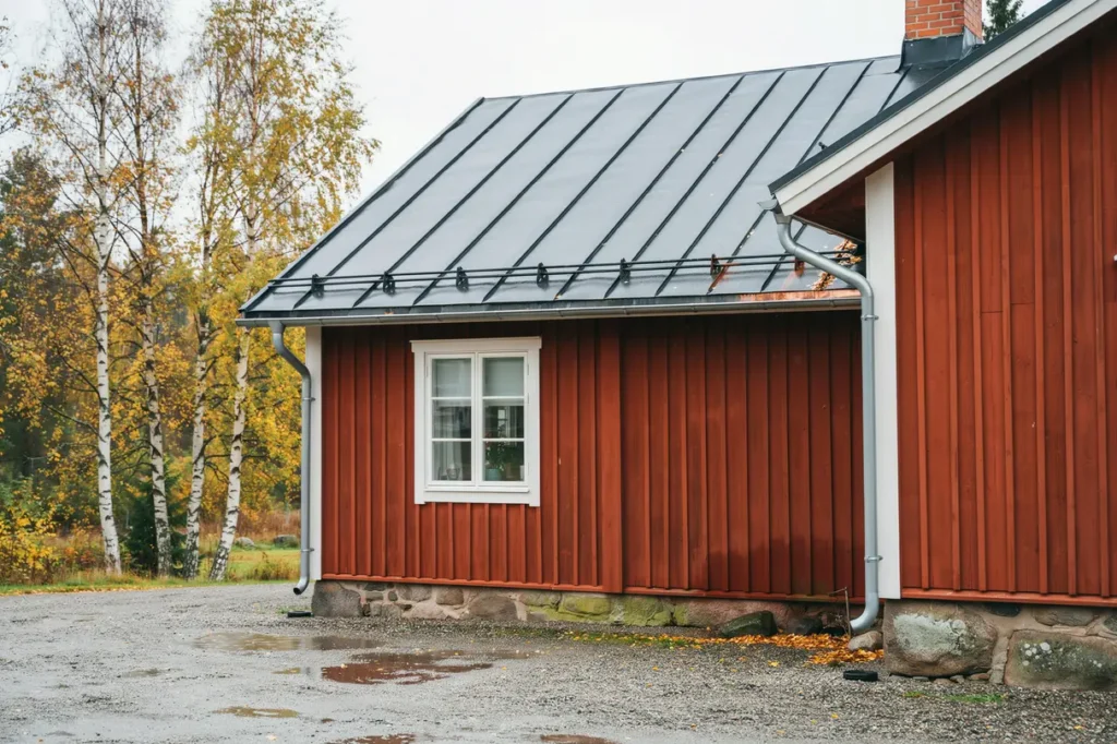 septemberregn p v g s skyddar du pl ttaket med r tt takavvattning och h stbeslag