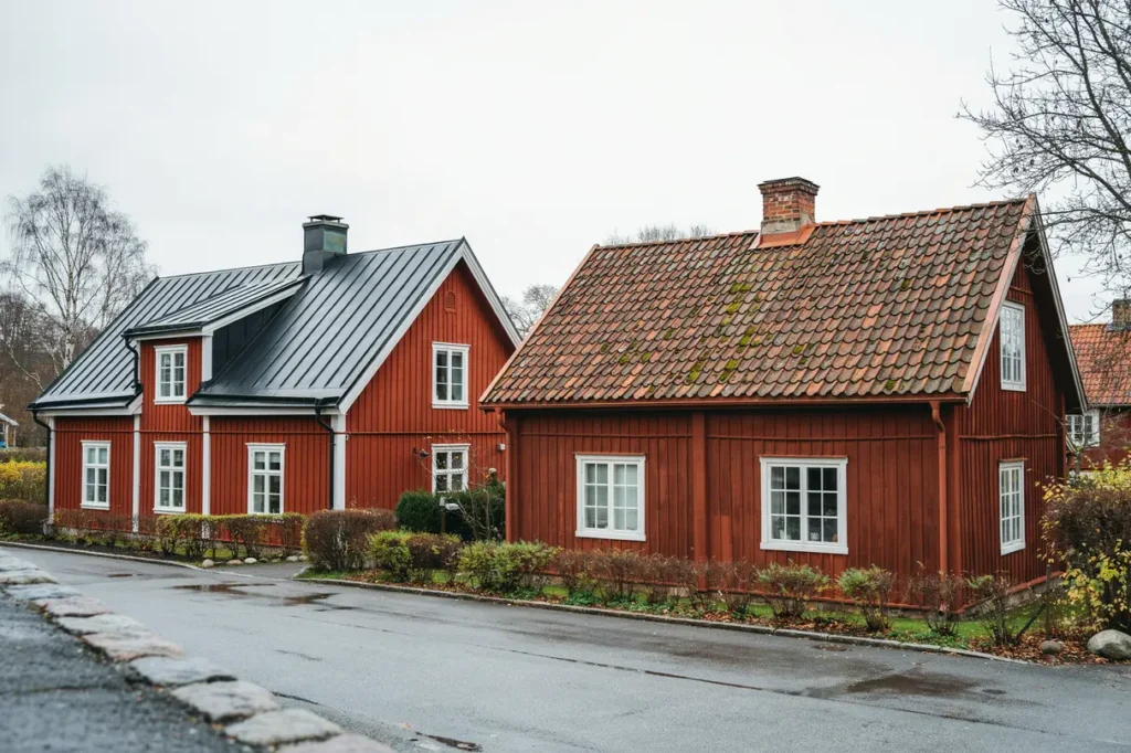 falsat pl ttak eller takpannor s v ljer du r tt tak f r husets stil budget och underh ll