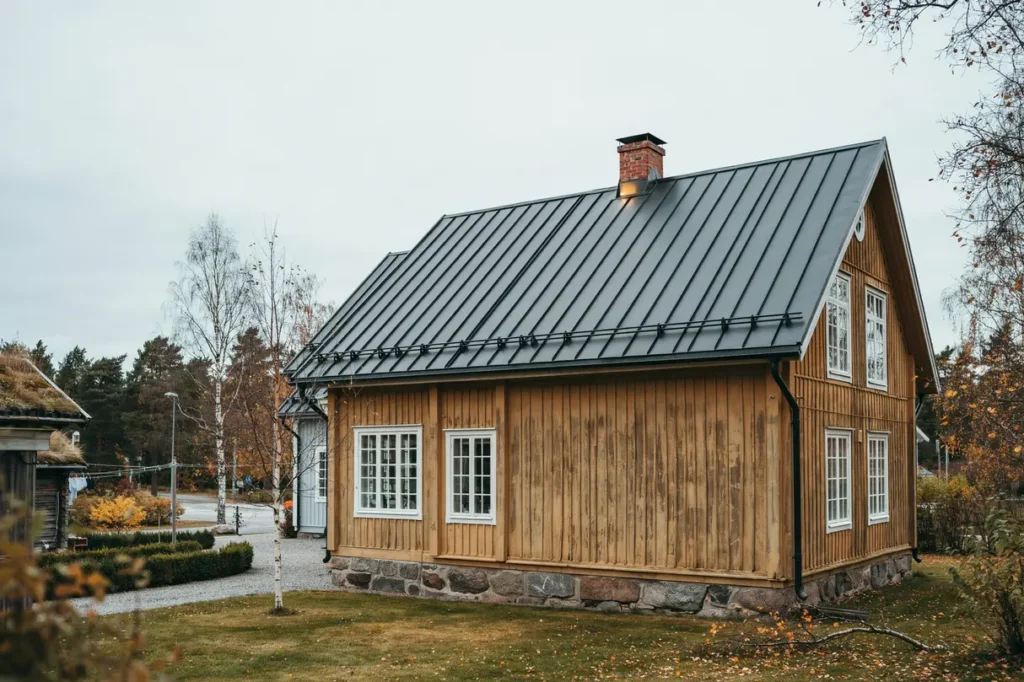 s v ljer du r tt pl ttak f r ditt hus material underh ll och livsl ngd